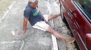 Pinguco mijando na calcada do bar