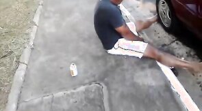 Pinguco mijando na calcada do bar