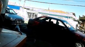 Pinguco mijando na calcada do bar