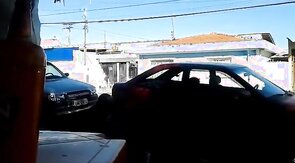 Pinguco mijando na calcada do bar