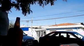 Pinguco mijando na calcada do bar