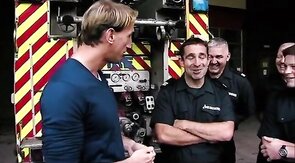 Bombeiros fazendo exame nos testiculos