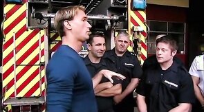 Bombeiros fazendo exame nos testiculos
