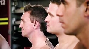 Bombeiros fazendo exame nos testiculos