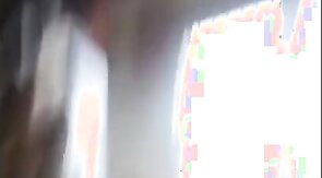 Tirando a roupa do amigo na brincadeira