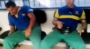 Metalurgico querendo pegar no pau do colega