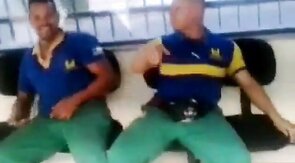 Metalurgico querendo pegar no pau do colega