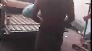 Mecanico leva dedada no cu por R$200