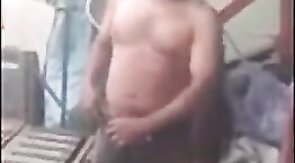 Mecanico leva dedada no cu por R$200