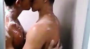 Gostosos no amasso no banho