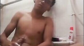 thai boy JO in shower on cam (2'15'')