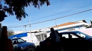 Pinguco mijando na calcada do bar