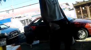 Pinguco mijando na calcada do bar