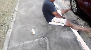 Pinguco mijando na calcada do bar