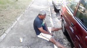 Pinguco mijando na calcada do bar