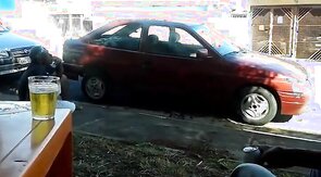 Pinguco mijando na calcada do bar