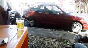 Pinguco mijando na calcada do bar