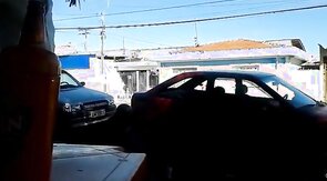 Pinguco mijando na calcada do bar