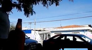 Pinguco mijando na calcada do bar