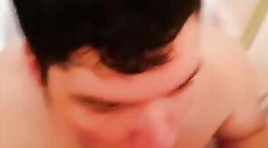 junge Schlampe wixxt Marks Schwanz