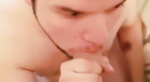 junge Schlampe wixxt Marks Schwanz