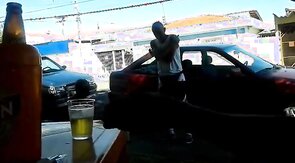 Pinguco mijando na calcada do bar