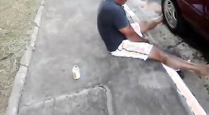 Pinguco mijando na calcada do bar