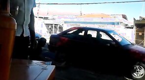 Pinguco mijando na calcada do bar