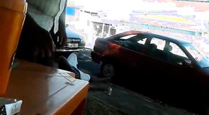 Pinguco mijando na calcada do bar