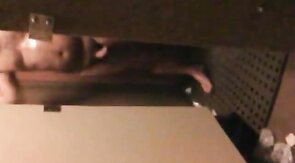 Flagra de pau duro no banheiro