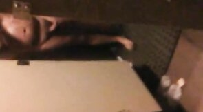 Flagra de pau duro no banheiro