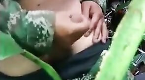 Militar novinho tocando uma no mato