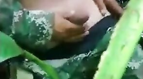 Militar novinho tocando uma no mato