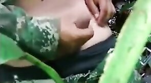 Militar novinho tocando uma no mato