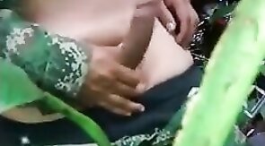 Militar novinho tocando uma no mato