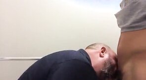 Urso e novinho no reservado do banheiro