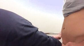 Urso e novinho no reservado do banheiro