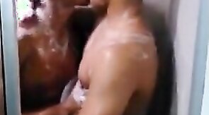 Gostosos no amasso no banho
