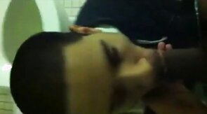 Chupando rolao no banheiro