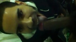 Chupando rolao no banheiro