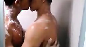 Gostosos no amasso no banho