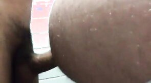 Urso e novinho no reservado do banheiro