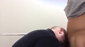 Urso e novinho no reservado do banheiro