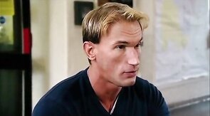 Bombeiros fazendo exame nos testiculos