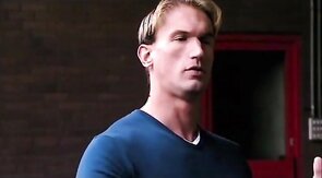 Bombeiros fazendo exame nos testiculos