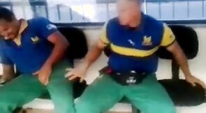 Metalurgico querendo pegar no pau do colega