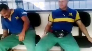 Metalurgico querendo pegar no pau do colega