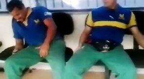 Metalurgico querendo pegar no pau do colega