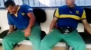 Metalurgico querendo pegar no pau do colega