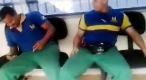 Metalurgico querendo pegar no pau do colega